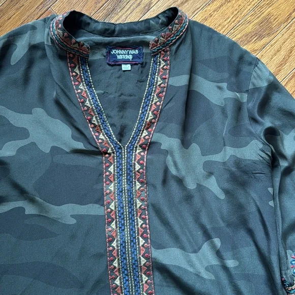 JOHNNY WAS Laila Paris Embroidered Effortless Silk Camo Blouse Top Size Small - Picture 4 of 5
